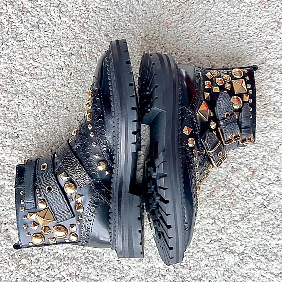 BURBERRY EVERDON STUDDED GLOSSED LEATHER ANKLE BOOT - Picture 6 of 10